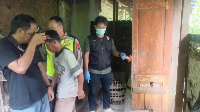 AKSI CURAS - Olah TKP kejadian pencurian dengan kekerasan yang terjadi di Desa Karangsari, Kecamatan Kebasen, Kabupaten Banyumas, pada Minggu (15/2/2026). Pencurian terjadi di rumah seorang lansia bernama Parsiti (70) yang tinggal bersama anaknya Parno (44). 