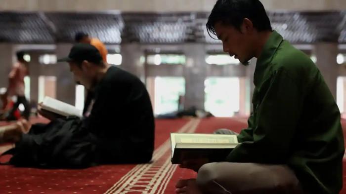 PUASA RAMADAN - Dokumentasi umat Muslim sedang membaca Alquran di Masjid Istiqlal Jakarta. Berikut ini adalah bacaan niat puasa Ramadan 1447 H/2026
