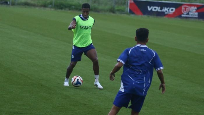 LATIHAN - Pemain asing PSIS Semarang Denilson Rodrigues (rompi hijau) berlatih bersama tim di Lapangan POJ Semarang, Kamis (19/2/2026). Kehadirannya membuat tim semakin percaya diri jelang laga lawatan ke Sidoarjo akhir pekan ini.