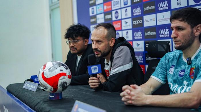 PERSIAPAN TIM - Pelatih Persijap Jepara, Mario Lemos didampingi pemain Lucas Morellato membeberkan kondisi pemain jelang melawan Persebaya Surabaya, Jumat (20/2/2026). Persijap bakal terapkan strategi bertahan dan menyerang sekaligus untuk mencetak gol pembuka secepat mungkin.
