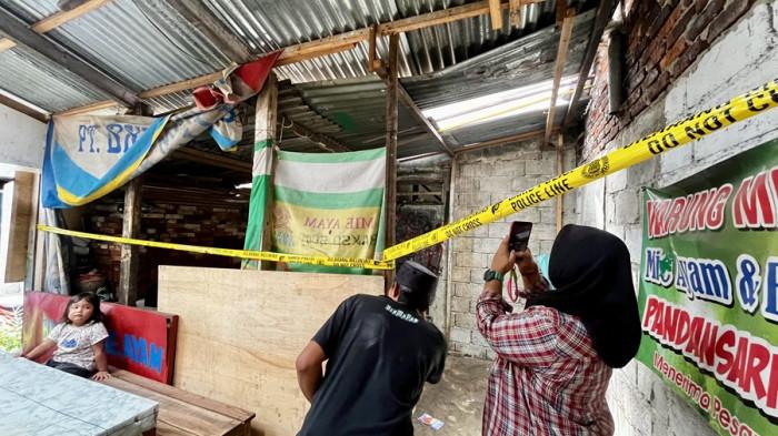 LEDAKAN PETASAN - Kondisi lokasi insiden ledakan petasan di Kampung Pandansari, Kelurahan Kertek, Kecamatan Kertek, Kabupaten Wonosobo, Kamis (19/2/2026) malam. Seorang remaja berinisial FR (13) mengalami luka bakar setelah petasan yang diraciknya meledak. Imron, pemilik warung mie ayam itu mendengar suara ledakan keras mirip bom.