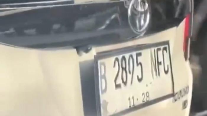 MOBIL DIKEPUNG - Tangkapan layar rekaman video di dalam mobil satu keluarga dikepung sejumlah pria di Jalan Arteri Utara (Jalan Yos Sudarso), dekat jembatan menuju Knight Stadium, Semarang, Kamis (19/2/2026) sore. Terlihat mobil Toyota Calya putih plat B 2895 NFC yang dipakai para pelaku. (Dok Warga/istimewa)