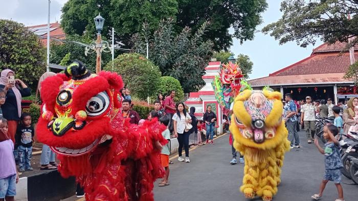 ATRAKSI BARONGSAI - Sepasang barongsai dan liong atraksi menyapa masyarakat di Alun-alun Jepara 1, Rabu (25/2/2026). Rombongan barongsai menghibur masyarakat dari Pendopo Jepara menuju Klenteng Jepara. 