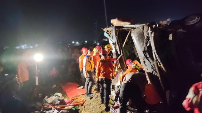 EVAKUASI - Sejumlah petugas gabungan jibaku melakukan evakuasi terhadap satu penumpang yang masih terjepit di badan bus dalam kecelakaan yang terjadi di tol Pemalang arah dari Jakarta