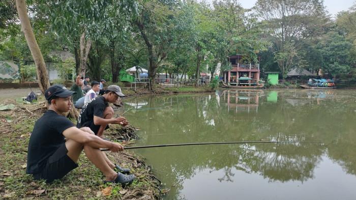 MEMANCING - Pemancing di Semarang Zoo yang sedang menunggu waktu berbuka puasa.