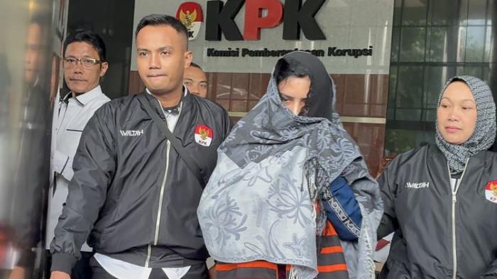 TERSANGKA - Bupati Pekalongan Fadia Arafiq mengenakan rompi tahanan KPK di Gedung Merah Putih, Jakarta, Rabu (4/3/2026). Bupati Fadia secara resmi berstatus tersangka dalam kasus dugaan korupsi pengadaan jasa outsourcing di Lingkungan Pemkab Pekalongan.
