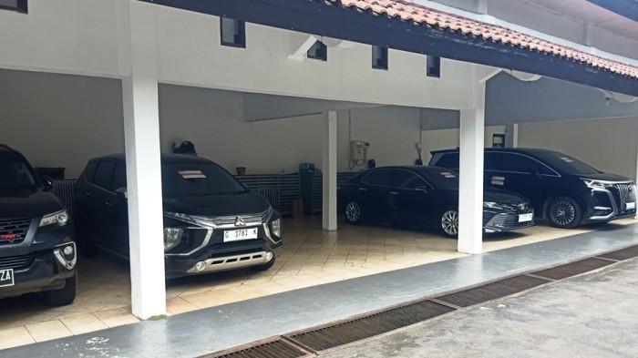 MOBIL DINAS DISEGEL - Mobil dinas milik Bupati Pekalongan Fadia Arafiq yang berada di parkiran disegel oleh KPK, Selasa (3/3/2026).