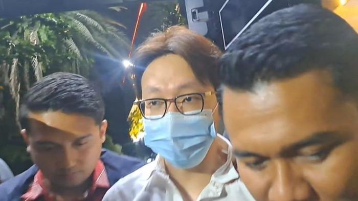 DIPENJARA - Dokter sekaligus influencer kecantikan Richard Lee digiring petugas kepolisian menuju Rutan Polda Metro Jaya seusai menjalani pemeriksaan di Gedung Ditreskrimsus Polda Metro Jaya, Jumat (6/3/2026) malam. Dia berstatus tersangka dalam kasus dugaan pelanggaran perlindungan konsumen dan Undang-Undang Kesehatan.