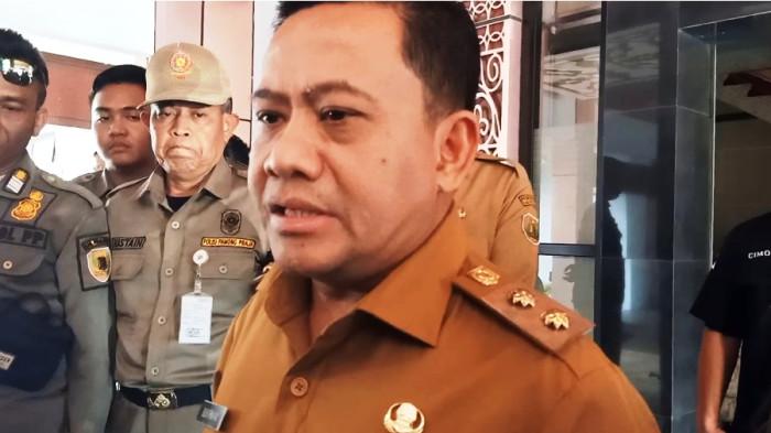 KLARIFIKASI - Plt Bupati Pekalongan Sukirman memberikan klarifikasi dan penjelasan pasca informasi wartawan dilarang meliput kegiatan di Aula Setda Kabupaten Pekalongan, Senin (9/3/2026). Disebutkannya, ada dugaan miskomunikasi dan pihaknya meminta maaf.