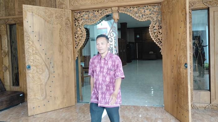 DATANGI DPRD - Seorang wali murid asal Desa Jepat Lor, Kecamatan Tayu, Pati, mendatangi kantor DPRD Kabupaten Pati, Senin (9/3/2026). Kedatangannya bertujuan menyampaikan apresiasi sekaligus mengadukan praktik pungutan sumbangan pembangunan yang membuat ijazah anaknya tertahan selama dua tahun.