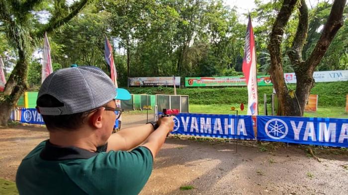 BERSIAP - Satu di antara peserta bersiap menembak sasaran menggunakan air soft gun di lapangan tembak yang ada di Kawasan Olahraga Jatidiri Kota Semarang, Senin (9/3/2026). Para peserta tersebut merupakan pecinta otomotif yang mengisi waktu menunggu berbuka dengan cara lain. (TRIBUN JATENG/BUDI SUSANTO)