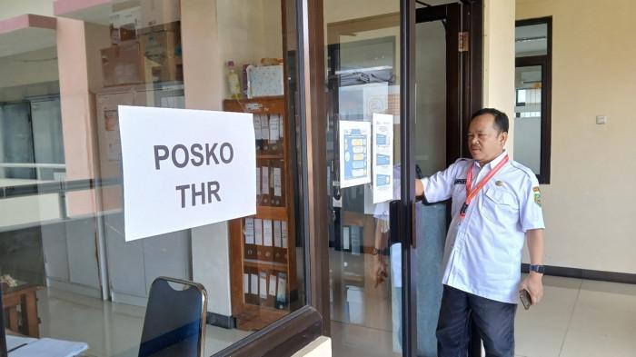 POSKO THR - Kepala Bidang Hubungan Industrial Dinnakerin Banyumas, Tasroh saat menunjukkan posko pengaduan THR di Ruang Bidang Hubungan Industrial Lantai 2 Kantor Dinnakerin Banyumas, Rabu (11/3/2026). Saat ini baru tercatat dua pekerja yang datang. 