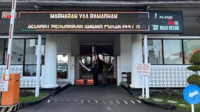 KONDISI SEPI - Suasana pintu masuk kompleks Kantor Setda Kabupaten Cilacap, Jumat (13/3/2026). Aktivitas di area perkantoran terlihat lengang, mendadak sepi setelah OTT KPK yang dikabarkan menyeret sejumlah pejabat di Lingkungan Pemkab Cilacap.