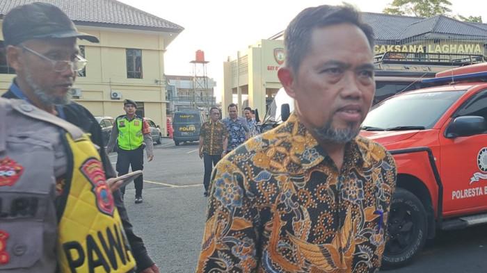 OTT KPK - Sekda Kabupaten Cilacap Sadmoko Danardono berjalan cepat keluar Gedung Satreskrim Polresta Banyumas ke masjid untuk salah ashar, Jumat (13/3/2026). Sadmoko menjadi salah satu pejabat Pemkab Cilacap yang digiring penyidik KPK saat OTT.
