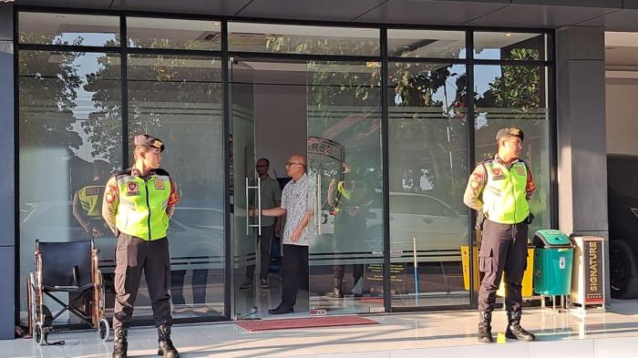 OTT CILACAP - Suasana penjagaan di Gedung Satreskrim Polresta Banyumas, tempat pemeriksaan awal Bupati Cilacap Syamsul Aulia Rachman, Jumat (13/3/2026).