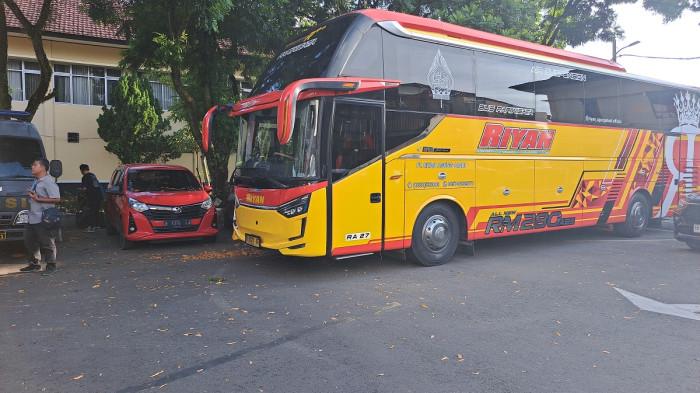 OTT CILACAP - Bus kuning yang membawa Bupati Cilacap Syamsul Aulia Rachman dilaporkan turut diamankan bersama sejumlah pejabat lainnya dan tengah diperiksa di Gedung Reskrim Polresta Banyumas, Jumat (13/3/2026).