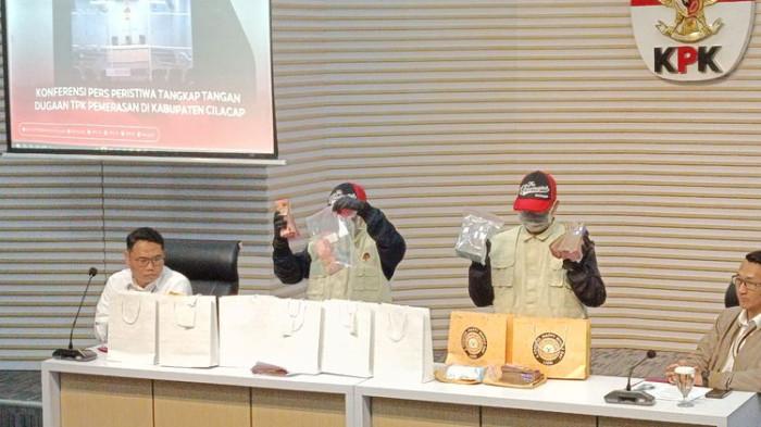 BARANG BUKTI - Petugas KPK memperlihatkan barang bukti uang tunai dalam goodie bag terkait pemerasan oleh Bupati Cilacap saat ditampilkan dalam konferensi pers di Gedung Merah Putih KPK, Sabtu (14/3/2026).