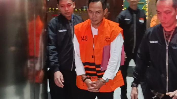 DITAHAN - Bupati Cilacap Syamsul Auliya Rachman digiring menuju Rutan KPK, Sabtu (14/3/2026) malam. Penahanan itu pasca Bupati resmi ditetapkan sebagai tersangka dalam kasus dugaan pemerasan di Lingkungan Pemkab Cilacap.