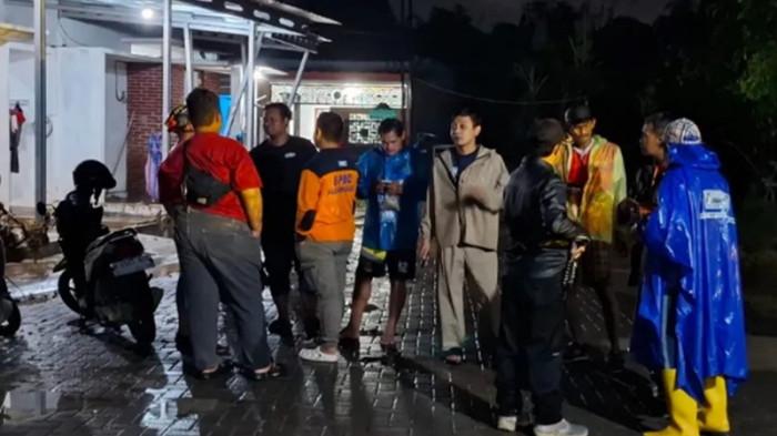 EVAKUASI - Petugas kepolisian, TNI, BPBD, serta relawan membantu mengevakuasi warga terdampak banjir di Perumahan Dinar Indah, Kecamatan Tembalang, Kota Semarang, Sabtu (14/3/2026) malam. Banjir akibat luapan Kali Babon juga merendam sejumlah kawasan lain di Tembalang seperti Perumahan Grand Batik, Rowosari Megah Asri 2, Graha Permata Tembalang, dan Argo Regency.