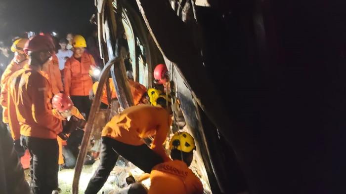 EVAKUASI KORBAN - Petugas menggunakan alat potong untuk mengevakuasi korban terjepit bodi bus, Rabu (18/3/2026) dini hari. Bus Zentrum bernomor polisi K 7603 OF ini mengalami kecelakaan di KM 259A Tol Brebes pada Selasa (17/3/2026) malam.