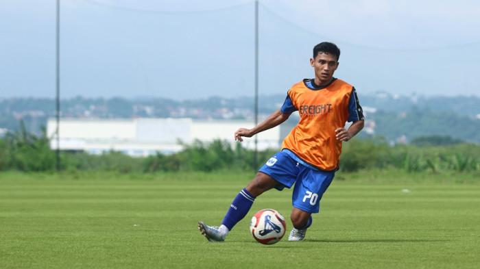 LATIHAN TIM - Aksi Thaufan Hidayat menggiring bola dalam latihan PSIS Semarang di Lapangan POJ City Semarang Jumat (27/3/2026). Latihan ini juga jadi bagian persiapan menatap laga kontra Persipal Palu pada Minggu (29/3/2026).