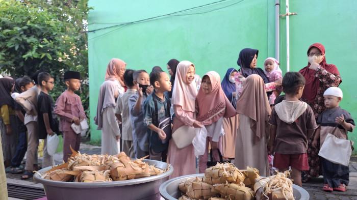 PEMBAGIAN KUPAT JEMBUT - Warga antusias mengantre pembagian kupat sayur yang diberi nama 