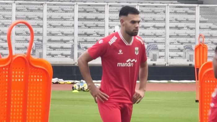 GABUNG LATIHAN - Jens Raven bergabung dalam sesi latihan terbuka Timnas Indonesia di Stadion Madya Jakarta, Minggu (29/3/2026). Jens Raven akan menggantikan posisi Mauro Zijlstra pada laga melawan Bulgaria.