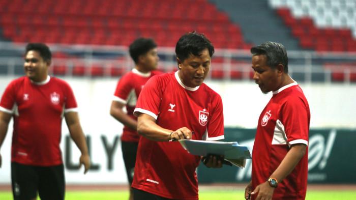 LATIHAN - Pelatih PSIS Semarang Andri Ramawi (kanan) berdiskusi dengan asistennya ketika menjalani sesi official training dalam persiapan menghadapi Persipal Palu pada H-1 jelang laga lanjutan Pegadaian Championship 2025/2026, Sabtu (28/3/2026) - Tribun Jateng/ F Ariel Setiaputra