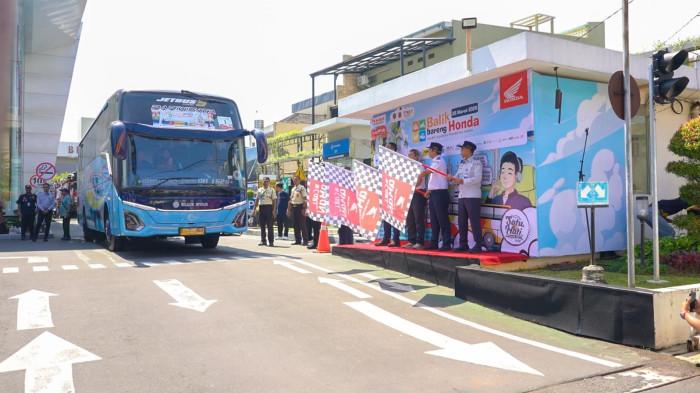 (Kiri ke Kanan) Ronaldo Widjaja Region Head Astra Motor Jateng, Antok Yuniarso General Manager Honda Customer Care Center (HC3) Division AHM, dan Yusuf Nugroho Direktur Sarana dan Keselamatan Transportasi Jalan Kementerian Perhubungan beserta jajarannya melakukan pelepasan para pemudik dan truk pengangkut motor dari Kantor Wilayah Main Dealer Astra Motor Jateng Kota Semarang menuju ke Jakarta pada hari ini 28/03/2026.