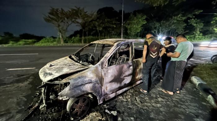 HANGUS - Kondisi mobil yang hangus tersisa rangka besi seusai terbakar di Jalan Prof Dr Hamka, Ngaliyan, Kota Semarang, Minggu (5/4/2026) malam. Polisi masih melakukan pemeriksaan di lokasi untuk mengungkap penyebab pasti kebakaran tersebut.