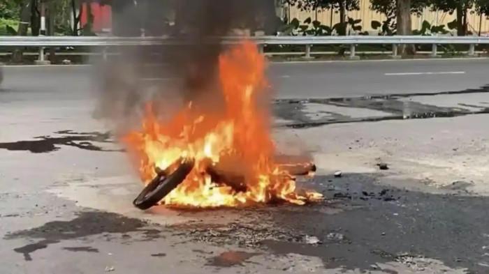 MOTOR TERBAKAR - Kesalahpahaman Prosedur, Tangkapan layar video viral yang memperlihatkan seorang pria berupaya memadamkan sepeda motornya yang ludes terbakar di area pintu keluar SPBU Sriwijaya Semarang, Sabtu (4/4/2026). Pihak Pertamina memastikan petugasnya telah bertindak sesuai SOP pengamanan area dispenser BBM sebelum menembakkan APAR.