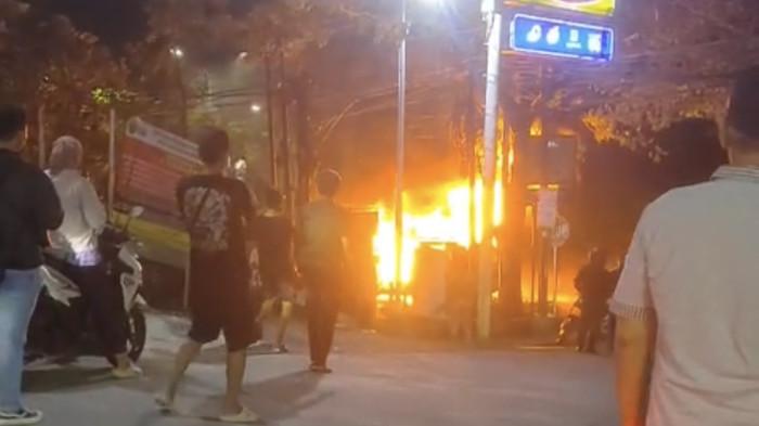 TERBAKAR - Tangkapan layar video sebuah mobil terbakar di Jalan Prof Dr Hamka, depan SPBU Silayur, Ngaliyan, Kota Semarang, Minggu (5/4/2026) malam. Api terlihat membesar dengan cepat hingga melahap hampir seluruh bagian kendaraan.