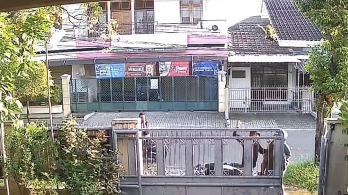 TEREKAM CCTV - Tangkapan layar video CCTV pembegalan disertai penganiayaan di Jalan Halmahera Raya, Semarang, Minggu (5/4/2026) pagi. Dalam rekaman tersebut, dua pelaku berboncengan motor mendatangi korban yang sedang berhenti di depan rumah, lalu melakukan perampasan hingga terjadi kekerasan.