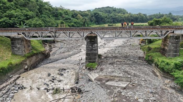 KERUSAKAN JEMBATAN - Potret jembatan KA lintas Prupuk- Linggapura yang mengalami penyesuaian pada Jumat (10/4/2026). PT KAI Daop V Purwokerto menghentikan sementara operasional salah satu jalur di Jembatan Rel Ganda Bangunan Hikmat (BH) No 1109 karena ada potensi bahaya di bagian struktur jembatan.