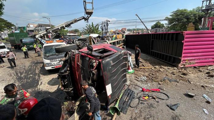 KECELAKAAN: Kecelakaan terjadi di Jalan Prof Dr Hamka, Ngaliyan, Kota Semarang pada Jumat (10/4/2026) sekitar pukul 09.00 WIB. Dari informasi awal, kecelakaan itu melibatkan truk kontainer dan mobil pribadi. (TRIBUN JATENG/REZA GUSTAV PRADANA)
