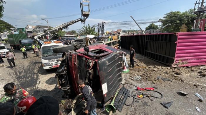 TERGULING - Sebuah truk kontainer terguling melintang di Jalan Prof Dr Hamka, Ngaliyan, Kota Semarang pada Jumat (10/4/2026) pagi. Kecelakaan yang melibatkan truk dan mobil itu mengakibatkan lalu lintas padat merayap hampir macet total.
