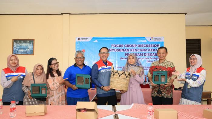 20260414 penyandang disabilitas menunjukan hasil kerajinan saat acara pertamina kilang cilacap