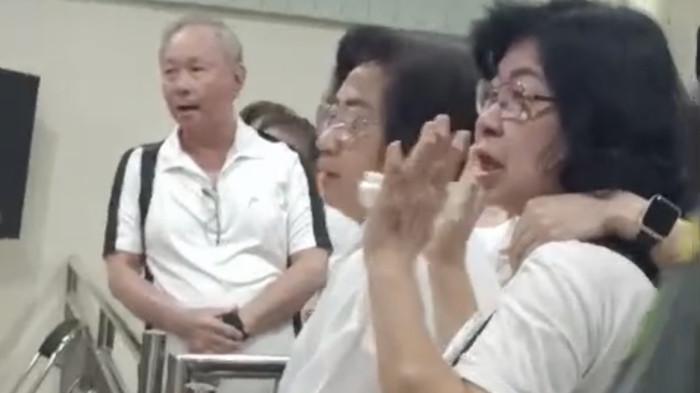 MEMANAS - Suasana ruang sidang Pengadilan Tipikor Semarang memanas seusai pembacaan putusan terhadap terdakwa Jap Ferry Sanjaya, Rabu (15/4/2026). Sejumlah orang yang diduga keluarga terdakwa tampak berteriak dan meluapkan kekecewaan karena tidak terima dengan vonis 3 tahun penjara yang dinilai tidak adil.