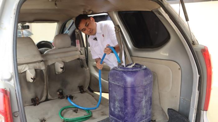 MOBIL MODIFIKASI - Polisi memperlihatkan mobil Daihatsu Xenia yang telah dimodifikasi oleh pria berinisial S warga Sapuran Wonosobo. Mobil itu digunakan untuk membeli pertalite dalam jumlah besar. Sekali muat bisa membeli 70 liter pertalite.