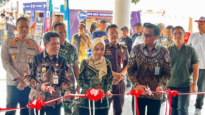 WONOSOBO EXPO - Bupati Afif Nurhidayat menggunting pita sebagai simbol pembukaan Wonosobo Expo 2026 di Gedung Sasana Adipura, Kamis (23/4/2026). Kegiatan ini diikuti 130 peserta dari berbagai sektor sebagai upaya mendorong UMKM naik kelas dan memperkuat promosi potensi daerah.