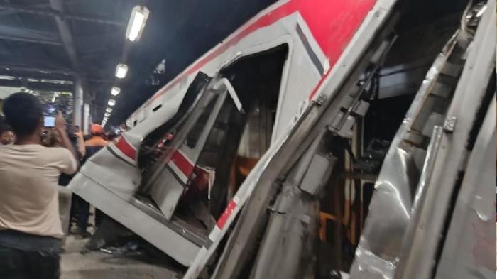 KECELAKAAN - Potret KA Argo Bromo Anggrek dan KRL Bekasi-Jakarta yang terlibat kecelakaan di Stasiun Bekasi Timur, Kota Bekasi, Senin (27/4/2026) malam. Data sementara, dua penumpang tewas dan puluhan lainnya terluka dalam kecelakaan itu.