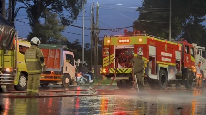 BERSIHKAN JALAN - Petugas pemadam kebakaran membersihkan jalan dengan menyemprotkan air dan menabur bubuk sabun seusai evakuasi truk kecelakaan di Jalan Perintis Kemerdekaan, depan Makodam IV/Diponegoro, Banyumanik, Kota Semarang, Senin (27/4/2026) sore. Pembersihan dilakukan untuk menghilangkan tumpahan solar dan material yang membuat jalan licin agar kembali aman dilalui kendaraan.