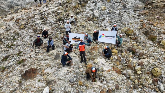 PENDAKIAN - 26 anggota komunitas Perwira Pertamina Pecinta Alam atau Patrapala RU IV Cilacap melakukan pendakian di Gunung Papandayan, Sabtu (25/4/2026) sore. Dalam rangkaian peringatan Hari Kartini 2026, Patrapala mengusung tema 'Menembus Awan Menjemput Terang'.