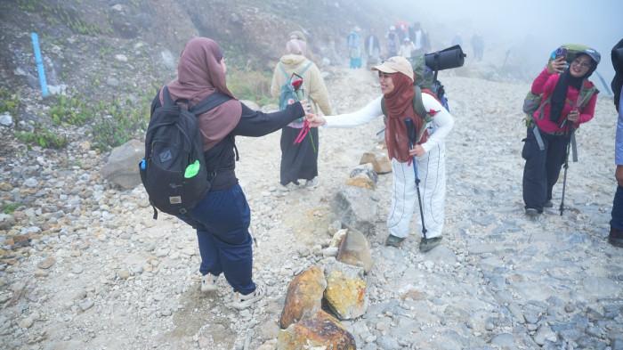 PENDAKIAN - 26 anggota komunitas Perwira Pertamina Pecinta Alam atau Patrapala RU IV Cilacap melakukan pendakian di Gunung Papandayan, Sabtu (25/4/2026) sore. Dalam rangkaian peringatan Hari Kartini 2026, Patrapala mengusung tema 'Menembus Awan Menjemput Terang'.