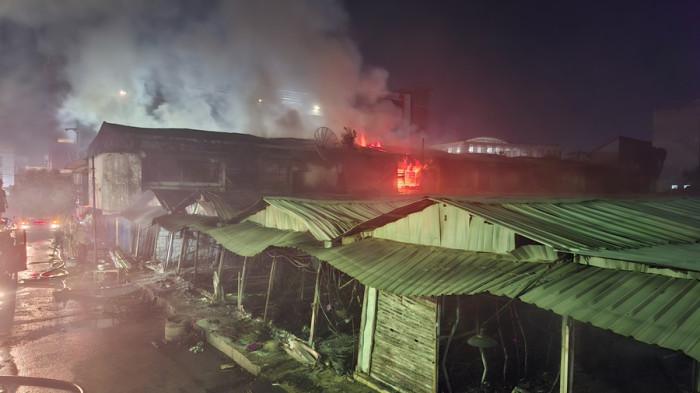 RUKO TERBAKAR - Potret kobaran api di salah satu ruko kompleks Pasar Kanjengan Semarang, Rabu (29/4/2026) malam. Petugas Damkar berhasil memadam api dan melakukan pendinginan pada Kamis (30/4/2026) sekira pukul 02.30.