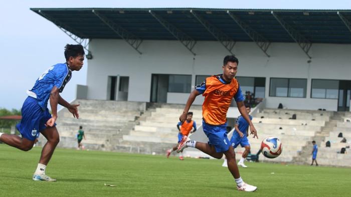 LATIHAN - Pemain PSIS Semarang Gustur Cahyo Putro (rompi orange) dalam latihan di Lapangan POJ City Semarang belum lama ini.