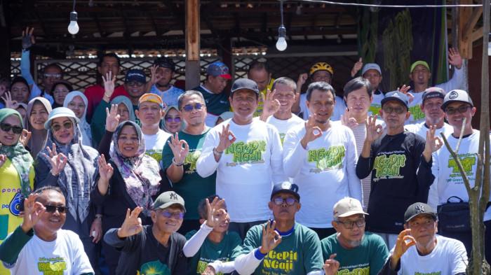 BERSEPEDA BERDAKWAH - Universitas Muhammadiyah Purwokerto (UMP) berkolaborasi dengan Mahad Fastabiqul Khoirot menggelar kegiatan 'Ngepit Ngaji Bareng Ustad Mintaraga & Mas Rektor UMP' edisi ke-13, Sabtu (2/5/2026). Kegiatan ini berkonsep dakwah yang dikemas secara santai, sehat, dan menggembirakan melalui kegiatan bersepeda bersama sebelum pengajian berlangsung.