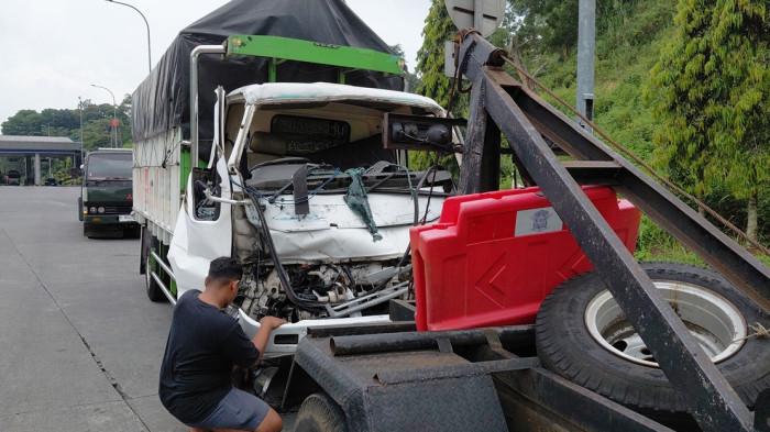 RINGSEK - Kondisi kendaraan yang terlibat kecelakaan beruntun alami ringsek di kawasan Exit Tol Bawen, Senin (4/5/2026)
