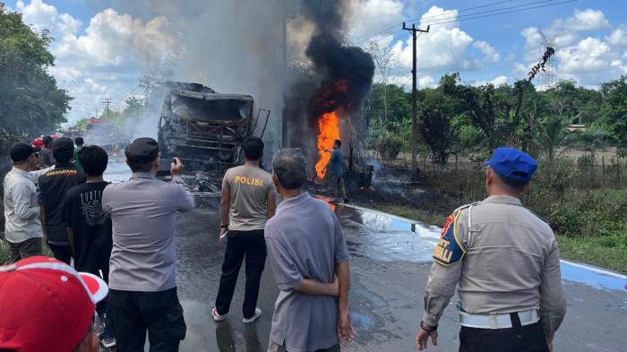 KECELAKAAN - Bus Antar Lintas Sumatera (ALS) yang tengah membawa puluhan penumpang dilaporkan oleng dan menghantam truk tangki BBM milik PT Seleraya  hingga memicu ledakan hebat yang menghanguskan kedua kendaraan di Kelurahan Karang Jaya, Kecamatan Karang Jaya, Kabupaten Musi Rawas Utara (Muratara), Sumatera Selatan, Rabu (6/5/2026) siang.