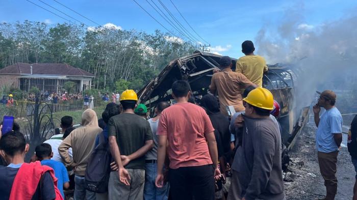 PASUTRI - Pasangan suami istri (Pasutri) asal Pati, Jawa Tengah menjadi korban selamat kecelakaan bus Antar Lintas Sumatera (ALS) dan truk BBM milik PT Seleraya di Jalan Lintas Sumatera (Jalinsum), Kelurahan Karang Jaya, Kecamatan Karang Jaya, Kabupaten Musi Rawas Utara (Muratara), Sumatera Selatan, Rabu (6/5/2026) siang,
